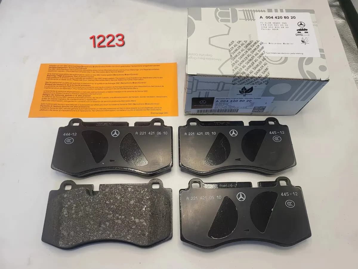 Mercedes-Benz Front Brake Pad Set A08
